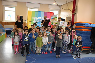 Oliver Mager gibt Kinderkonzert in der Kita Sankt Markus in Frankfurt-Nied