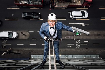 Fotoshooting 'Kleider machen Leute' auf dem Dach des Trifels Verlages